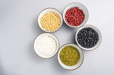 各种颜色的粗粮谷物