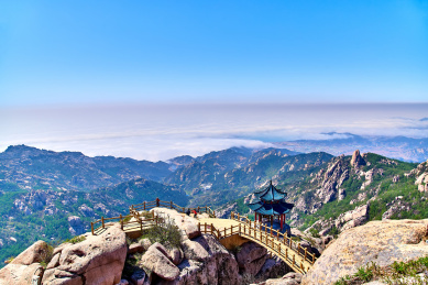 崂山顶峰壮丽风光海上云海