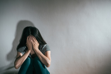 拥有健康的疾病麻烦感到悲伤和用手盖面哭隔绝在白色背景的悲伤痛苦的女人。