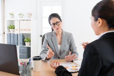 对于合作伙伴，但女性经理感到不满意，并拒绝签署协议年轻漂亮的商业女性销售公司推出的新产品。