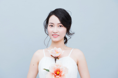 室内棚拍白色背景时尚美女人像肖像