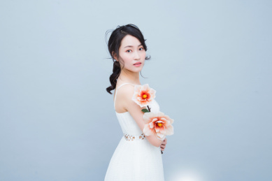 室内棚拍白色背景时尚美女人像肖像