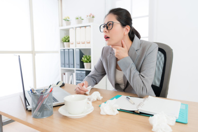 优雅迷人的女业务经理在办公室工作的感觉喉咙疼痛，当她得到流感疾病问题。