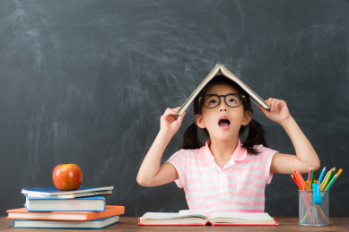 可爱美女女学生把学校书上头部和期间返校季在黑板背景看一下上面的白日梦。