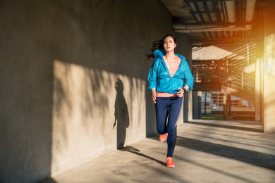 年轻健身运动的女人户外运动。针对运行在城墙。积极健康的生活方式的图像与COPYSPACE。