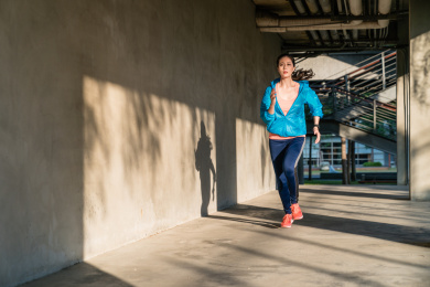 肖像，运动的健身女子慢跑在日落COPYSPACE运行。