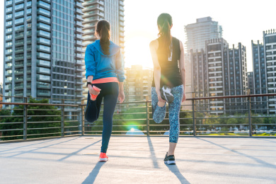 两个动感的亚洲女性，绵延运行前热身。城市女性健身锻炼，锻炼外，健康的生活理念。