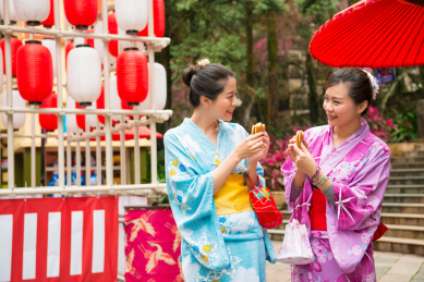 日本女性要到当地的神社品尝美味的小吃铜锣烧一起分享享受节日彩灯装饰穿着传统和服的服装。