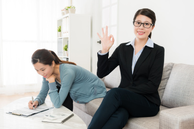 专业的年轻女商人展示好姿态看着镜头微笑和投资者签名的保险单据。