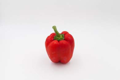 白色背景下的红色青椒