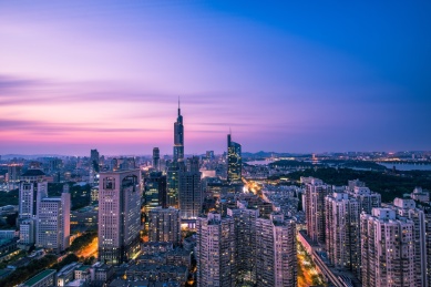 日落时的紫峰大厦与南京城市风光