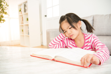 在压力或抑郁不开心的女生在家里觉得无聊，看书和做家庭作业驾驶她疯狂。家庭活动的概念。