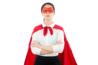 年轻女子双臂交叉穿衬衫的演技超级英雄与红色眼罩和披肩站在COPYSPACE区认真寻找在白色的墙壁背景特写孤立。