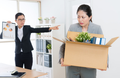 美丽优雅的上班族女孩感觉害怕时，愤怒的漂亮的商业老板女人呈现出公司的营销报告，指责和解雇她。