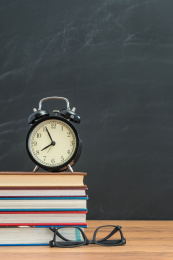 按时学校很重要，记得设置闹钟，并把眼镜