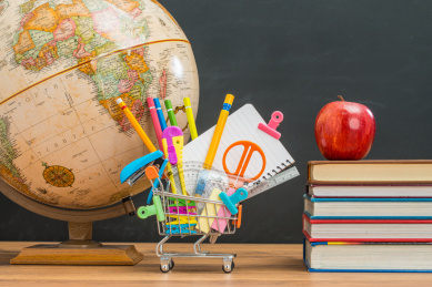 学校用品在购物车返校苹果教科书和地球