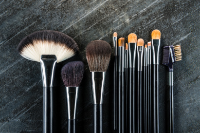 新的清洁的专业化妆套刷穿上黑色的石头纹理背景地板使用化妆模型俯拍照片的艺术家。