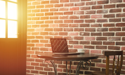 咖啡杯和笔记本电脑在咖啡店复古效果夕阳款式图片