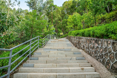 深圳赤湾山文天祥纪念公园的登山道/登山台阶