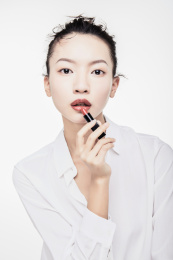 一位年轻的中国女性