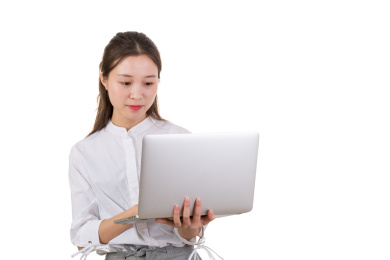 带着笔记本电脑认真工作的年轻女性白领
