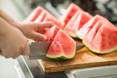 夏天切西瓜吃 夏天