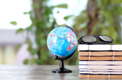 教师节概念地球仪和书籍