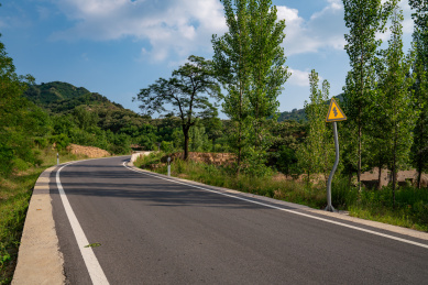 大山旁的柏油路局部