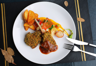 一盘煎好的牛排跟油炸爆浆鸡排