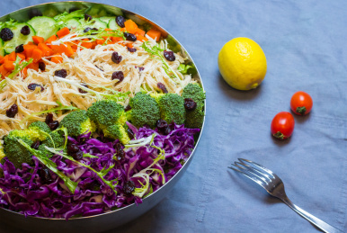 搭配丰富蔬果的龙利鱼燕麦沙拉