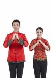 穿唐装的青年伴侣拜年