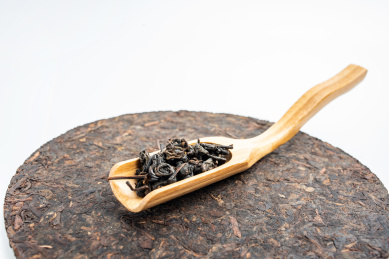 一勺红茶在茶饼上