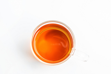 一杯红茶在白背景上