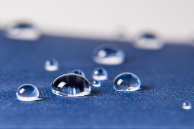 滴在布上的水珠