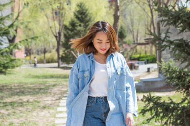 户外的女孩 女华 户外