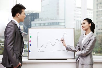 商人和商人站在线图的前方，指向行