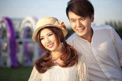 这对年轻夫妇拥抱在一起