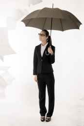 女商人拿着雨伞