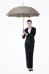 东方时尚的女商人拿着雨伞