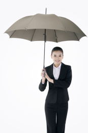东方时尚的女商人拿着雨伞