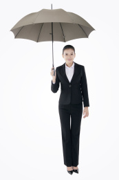东方时尚的女商人拿着雨伞
