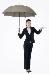 东方时尚的女商人拿着雨伞