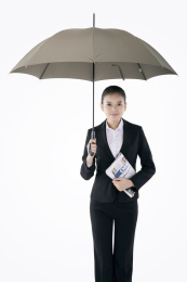 东方时尚的女商人拿着雨伞