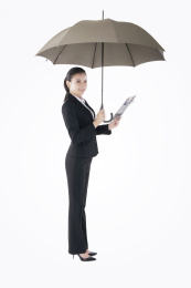 东方时尚的女商人拿着雨伞