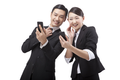 商务人士在寻找手机