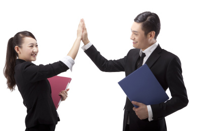 商务人士拿着一个文件夹。