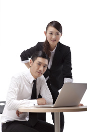 商务人士使用电脑