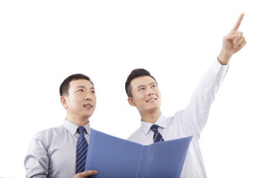 两名商人拿着文件夹