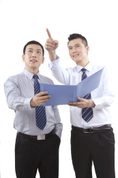 两名商人拿着文件夹