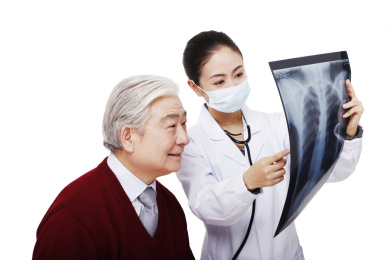 医生把病人产生X线拍片
